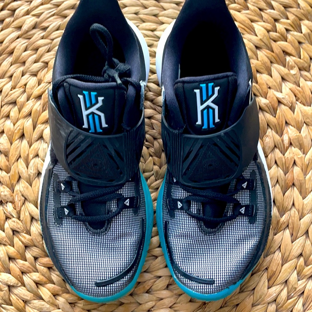 Nike Kyrie 3 low - almost new condition. Size 8